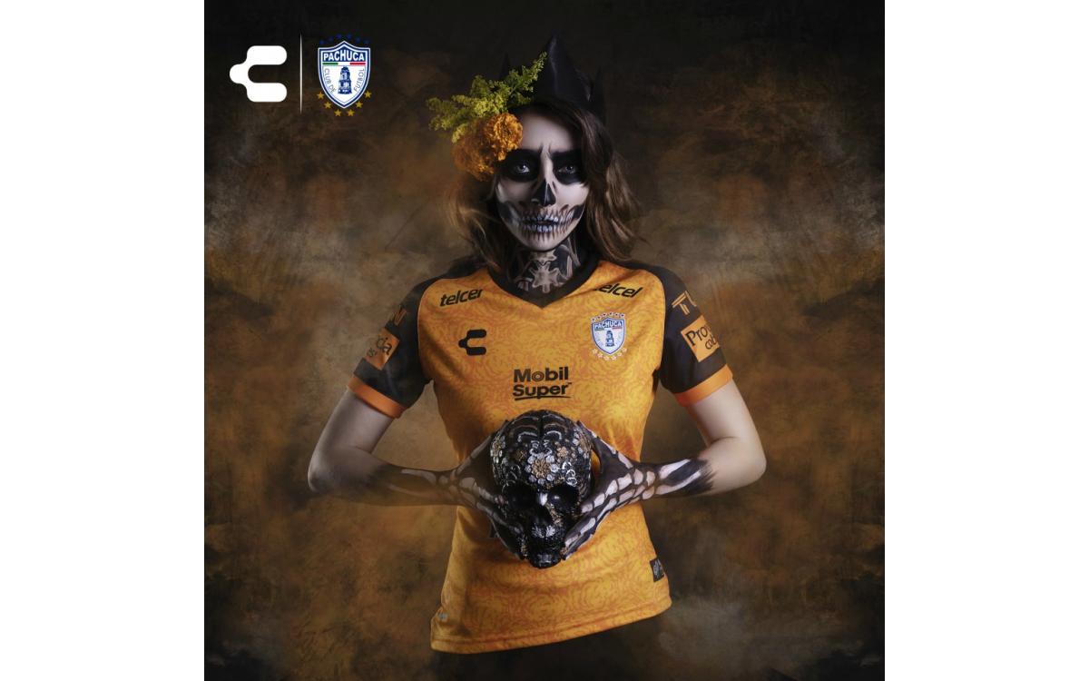 La flor de cempasúchil engalana el jersey del Día de los Muertos del Pachuca